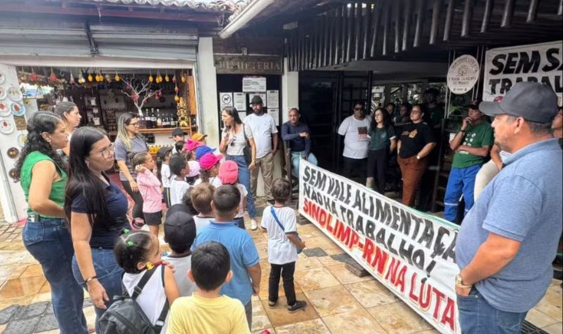 Crianças se deparam com Cajueiro de Pirangi fechado à visitação — Foto: Sérgio Henrique Santos/Inter TV Cabugi