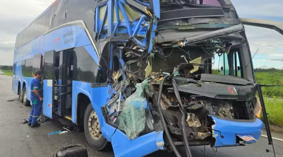 Onibus-colide-com-caminhao-e-deixa-feridos-no-Ceara-—-Foto-Davi-Cesar-TV-Verdes-Mares.png