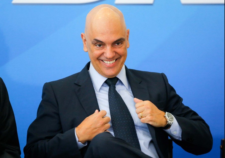 alexandre-de-moraes-rindo-dos-brasileiros_foto-sergio-lima-poder-360.jpg
