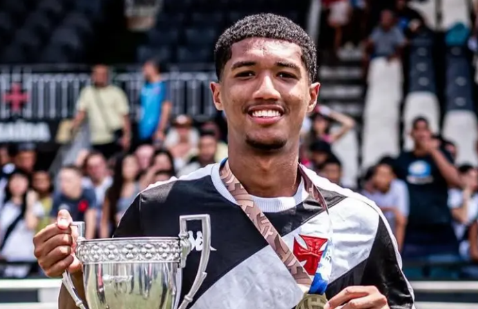 Ramon Rique com troféu do Carioca de 2024 (Foto: Reprodução/Instagram)