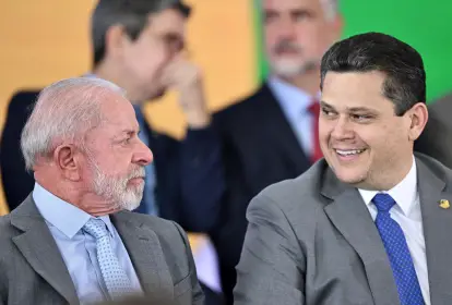 Lula e Davi Alcolumbre durante evento no Planalto - 14/04/2026 (EVARISTO SA/AFP)