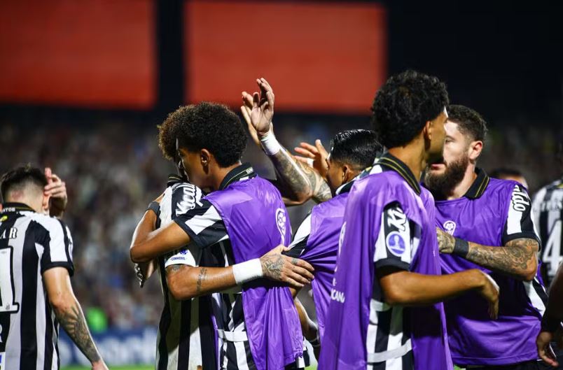 Neymar abraça Robinho Jr. após gol do Santos contra o Recoleta — Foto: Divulgação/Conmebol