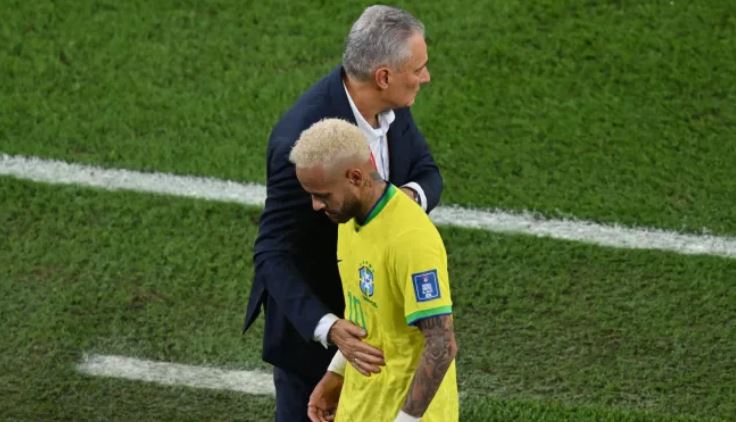 Neymar e Tite, durante jogo na Copa do Mundo de 2022, no Catar • Glyn Kirk/AFP
