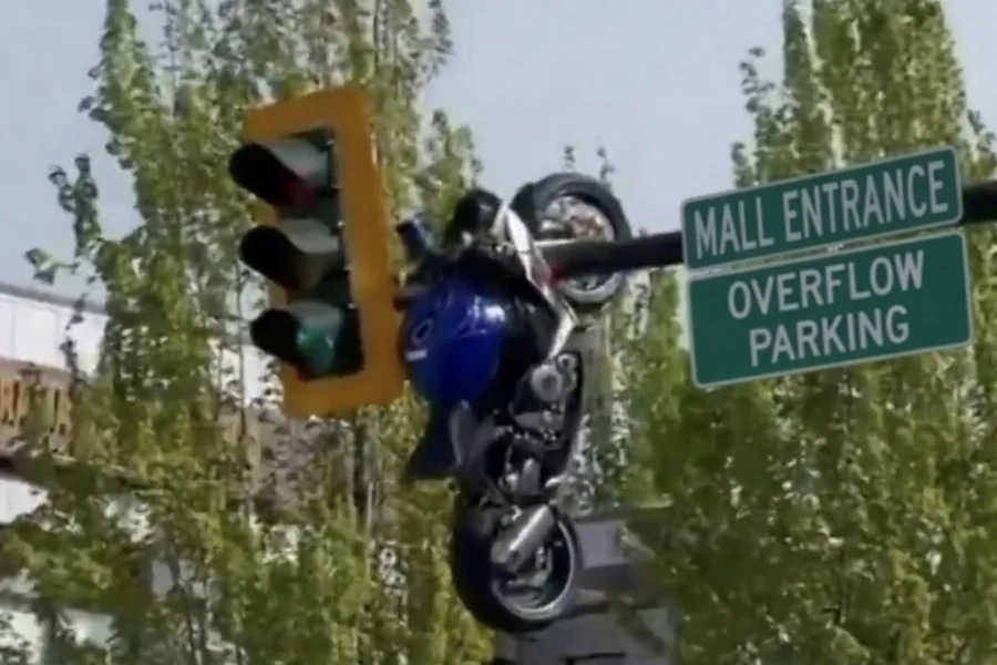 acidente-grave-faz-moto-ficar-presa-em-semaforo-no-canada.webp
