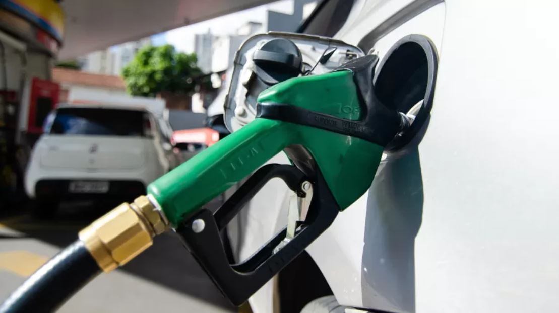 Arquivo - Carro é abastecido em posto de combustíveis Imagem: Kevin David/Estadão Conteúdo