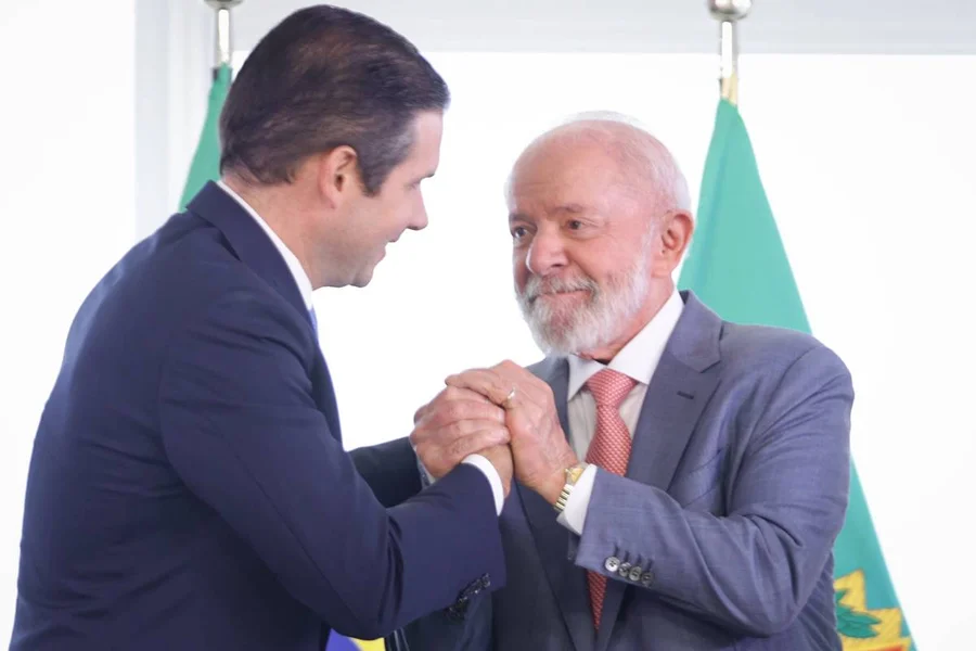 Hugo-Motta-Lula-e-David-Alcolumbre-no-Planalto-2.webp