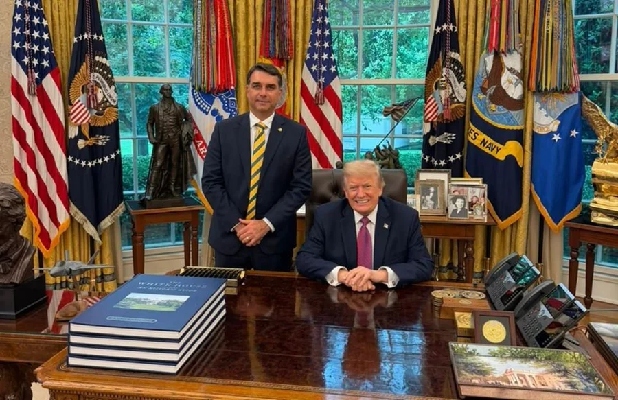 senador-flavio-bolsonaro-ao-lado-do-presidente-donald-trump-na-casa-branca-.webp