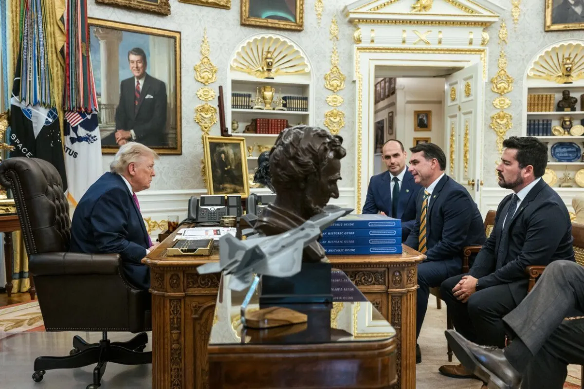 Trump-Flavio-Bolsonaro.webp