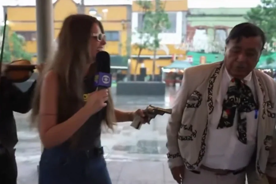 sofia-miranda-recebe-arma-ao-vivo.webp