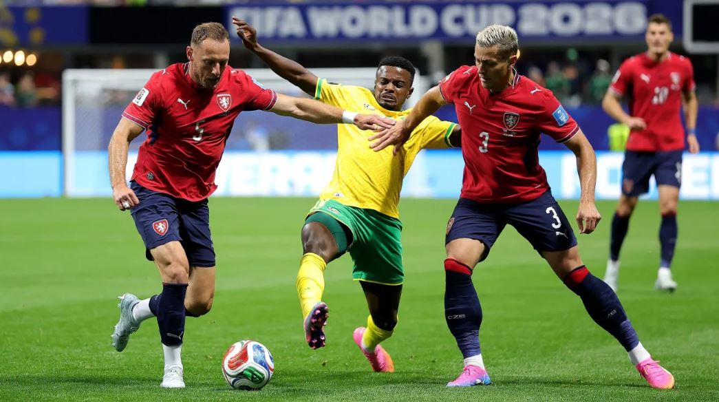 Jogadores de Tchéquia e África do Sul disputam jogada na Copa • Alex Slitz/Getty Images