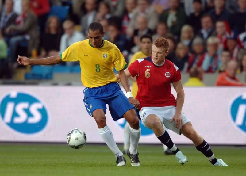 Gilberto e John Arne Riise em jogo em 2006 — Foto: Tony Marshall / Getty
