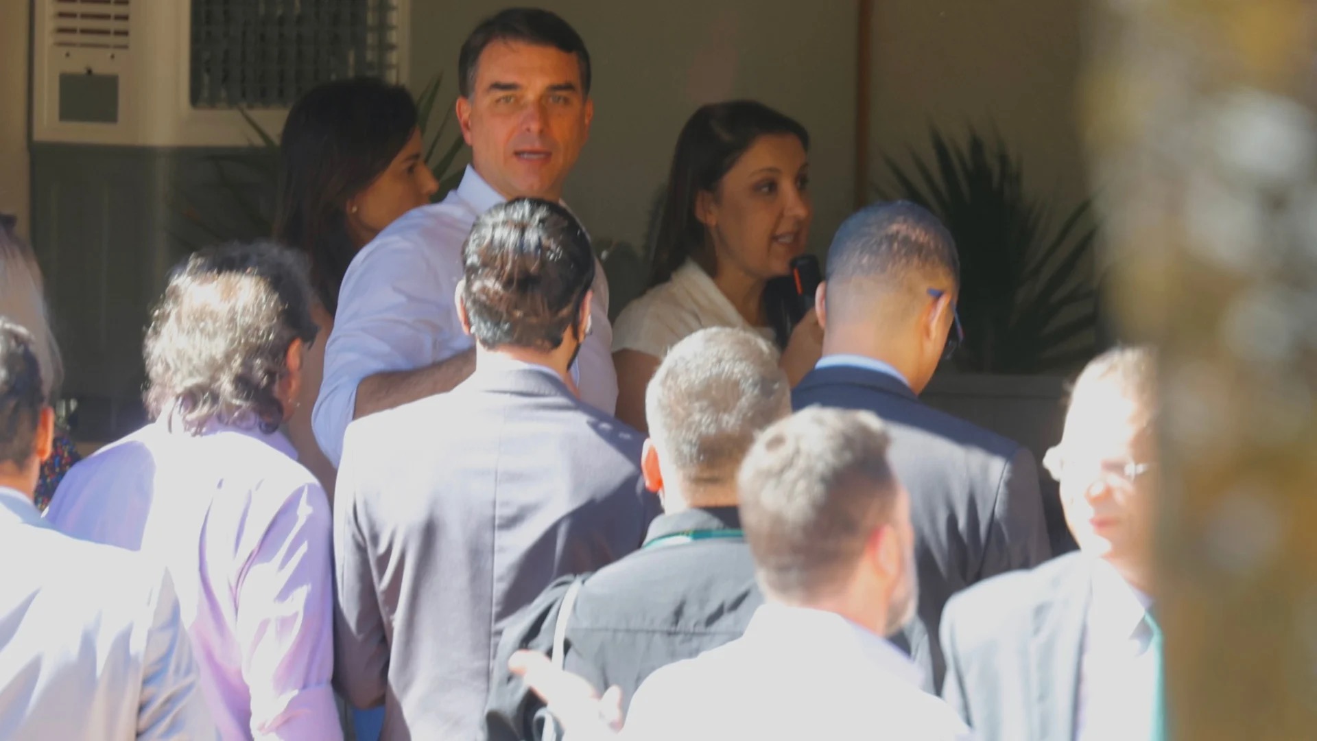 Flávio Bolsonaro em café da manhã com mulheres; ao seu lado direito, Daniella Marques, que integra o núcleo econômico da pré-campanha