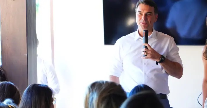 O pré-candidato à Presidência Flávio Bolsonaro durante evento com mulheres conservadoras no Lago Sul, área nobre de Brasília | Foto: Divulgação/Equipe Flávio