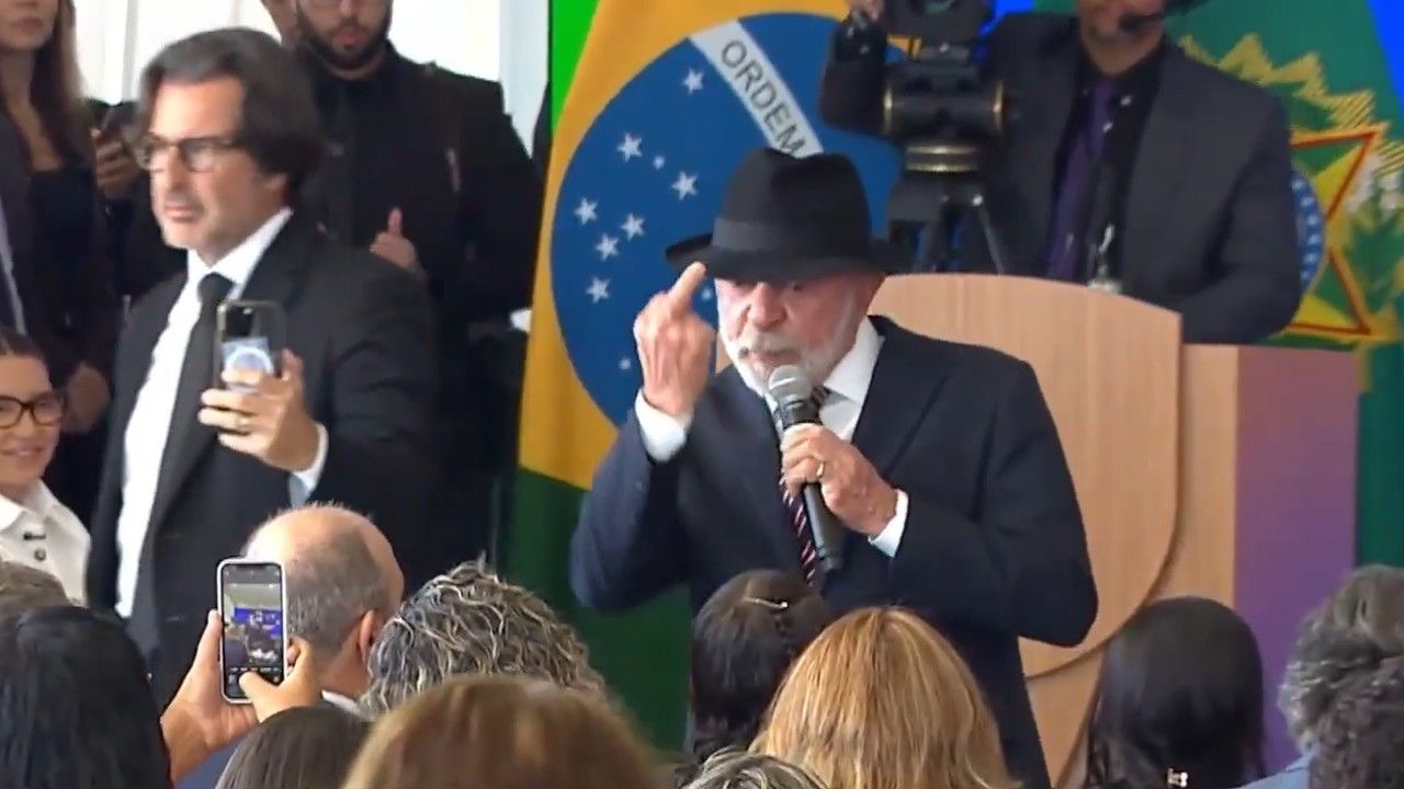 Lula estira o dedo | Lula (PT) faz gesto usando dedo do meio durante agenda do governo no Palácio do Planalto | Reprodução/CanalGov