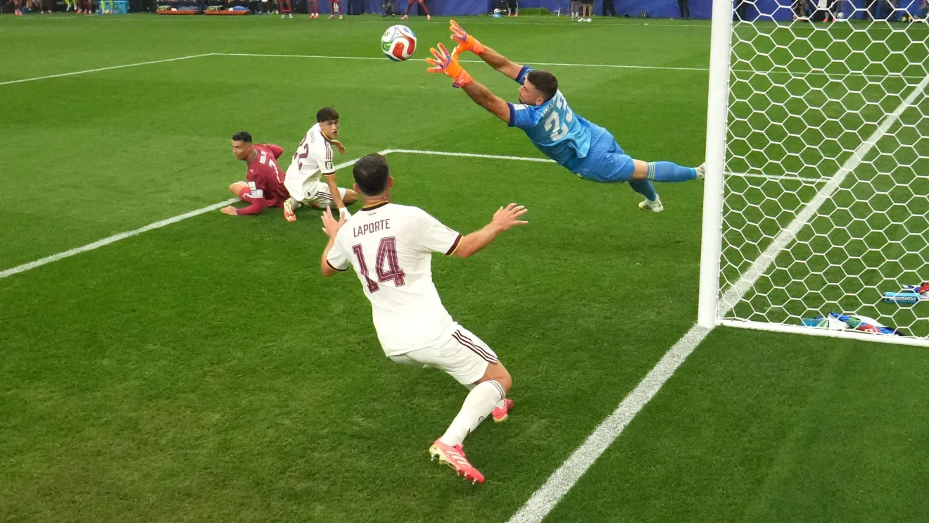 Unai Simón, da Espanha, defendo uma finalização do Cristiano Ronaldo, de Portugal, em duelo válido pelas oitavas de final da Copa do Mundo • Alex Slitz/Getty Images