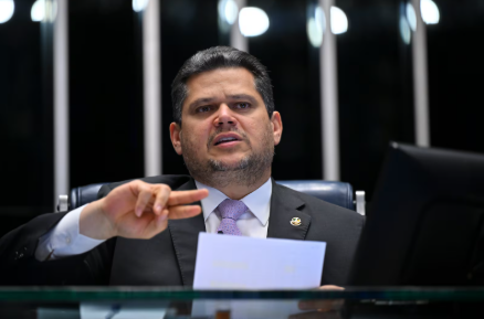 FireShot Capture 173 - Alcolumbre diz que não pretende pautar projetos sobre pisos salaria_ - [noticias.r7.com].png