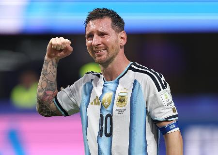 lionel-messi-se-emociona-apos-vitoria-da-argentina-contra-o-egito-na-copa-do-mundo-1783453165600_v2_450x1.jpg