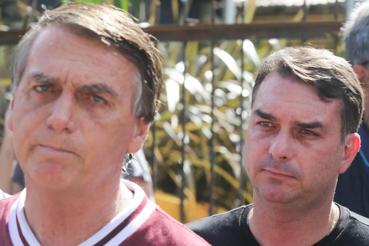 Jair-Bolsonaro-e-Flavio-Bolsonaro-Metropoles-8.webp