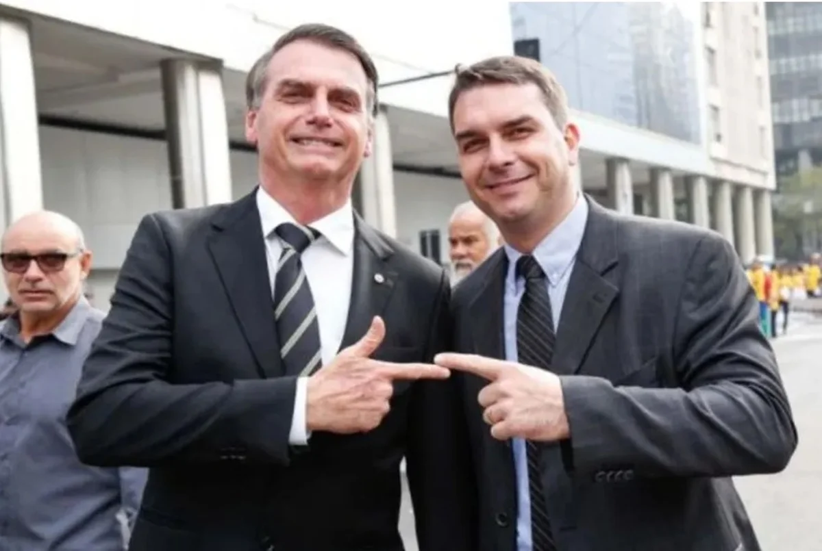 Jair-e-Flavio-Bolsonaro.webp