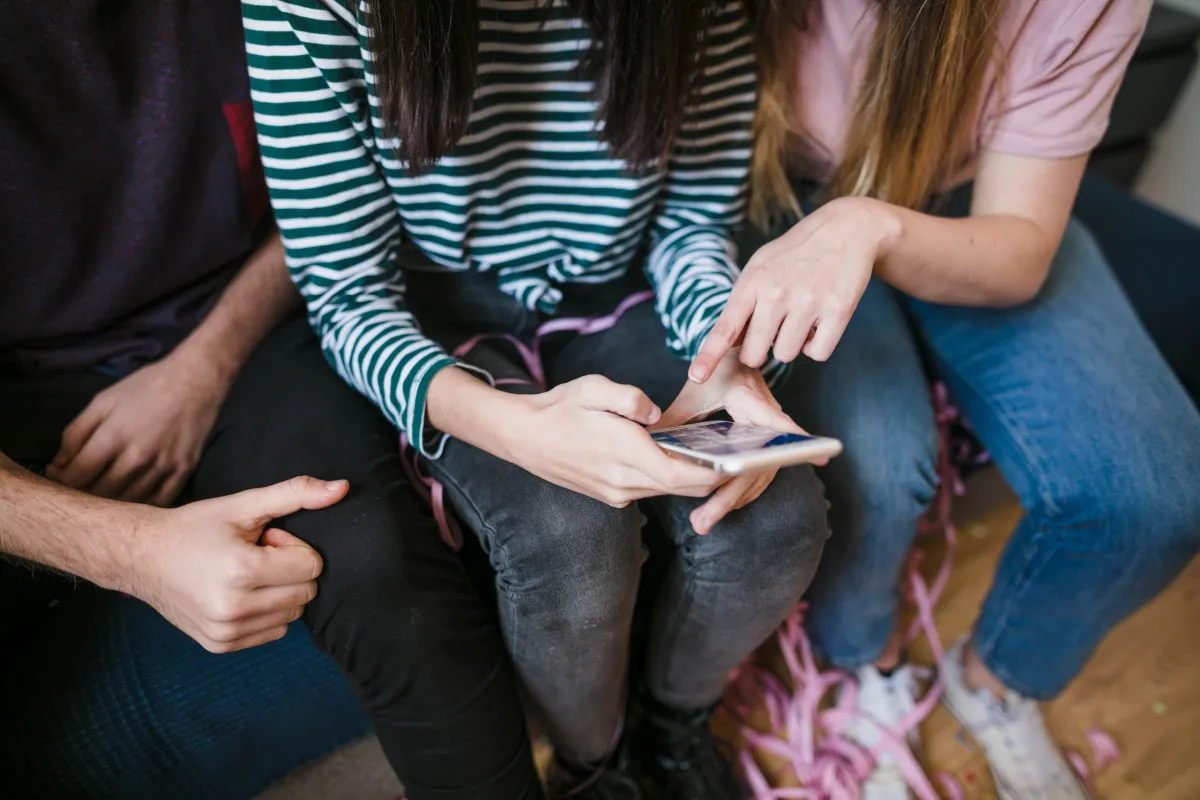 Adolescentes-usando-celular.webp