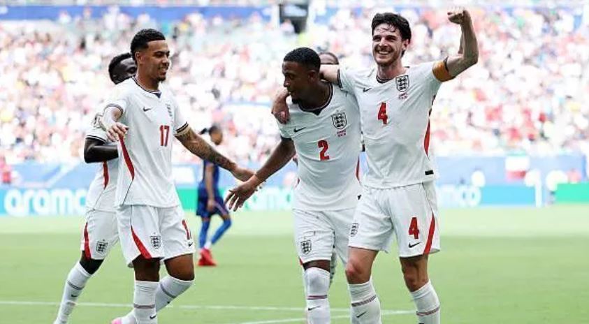 Ezri Konsa celebra com companheiros de equipe gol contra a França • Buda Mendes/Getty Images
