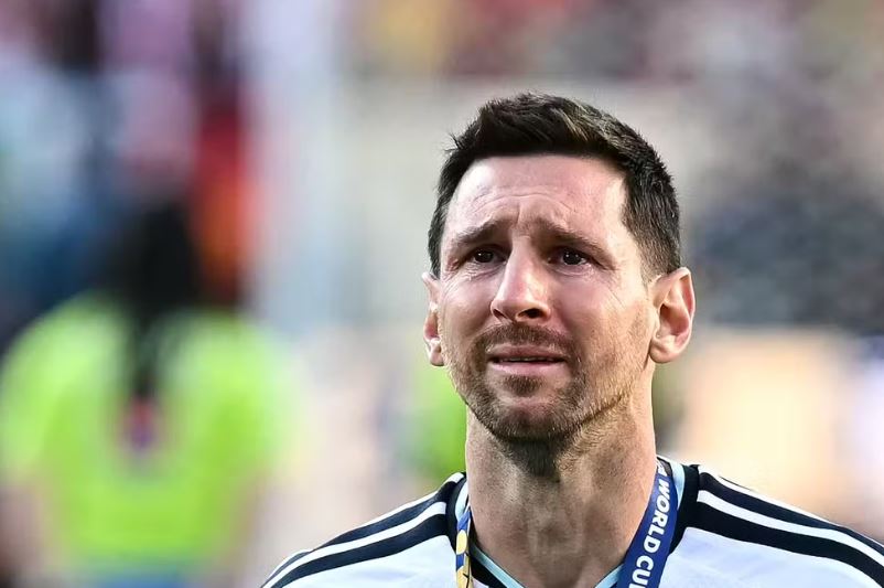 Messi chora com medalha de prata da Copa do Mundo — Foto: Paul Ellis/AFP