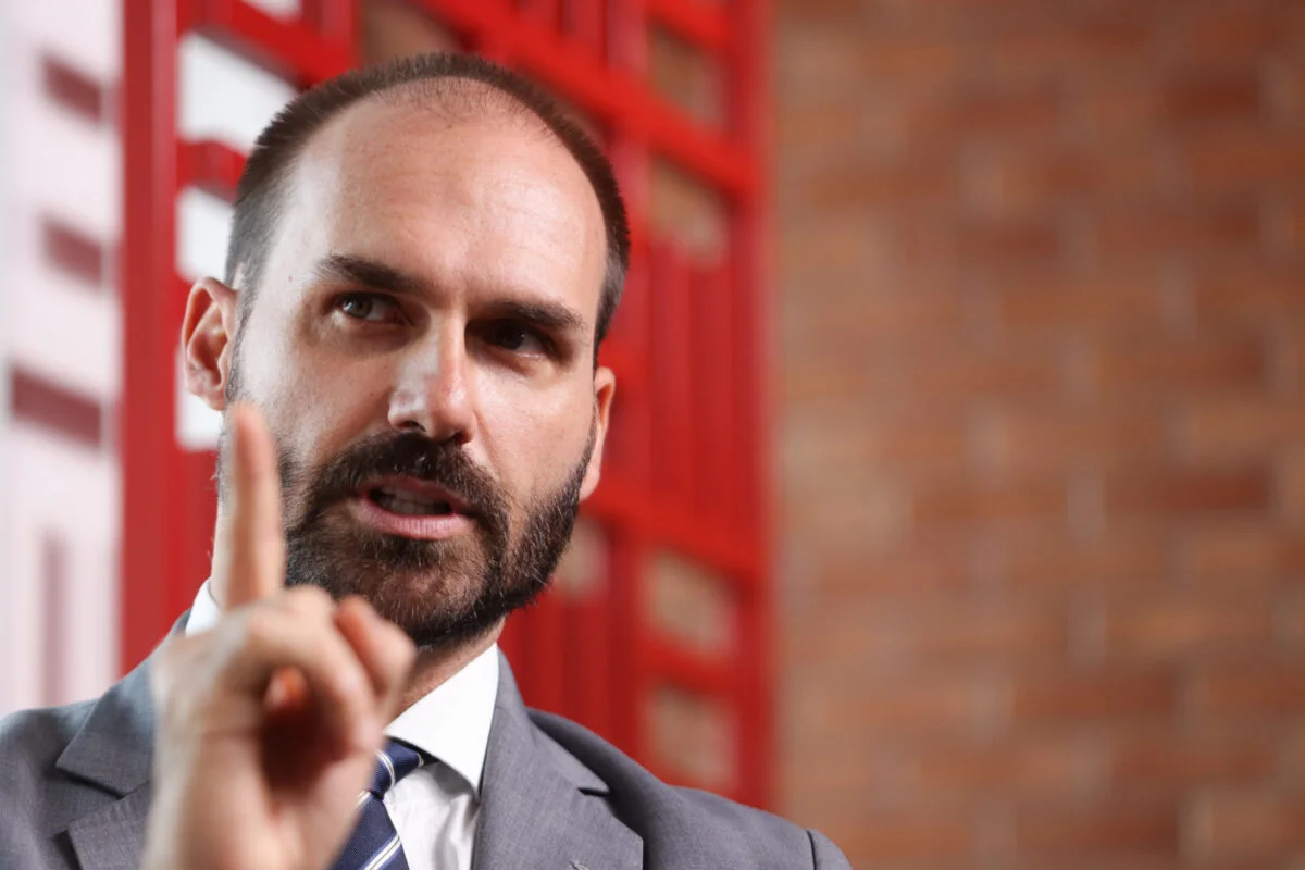 Deputado-Eduardo-Bolsonaro-PL-SP-e-entrevistado-pelo-colunista-Paulo-Cappelli-no-estudio-Metropoles-9-e1781889352669.webp