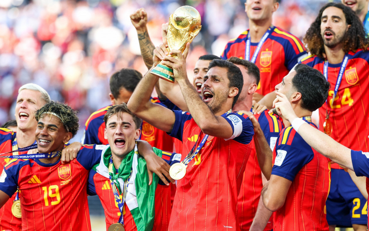 Capitão da Espanha, Rodri ergue o troféu da Copa do Mundo FIFA de 2026 - William Volcov/Parceiro/Agência O Dia