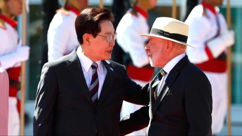 Presidente Luiz Inácio Lula da Silva com o Presidente da República da Coreia, Lee Jae Myung, durante a cerimônia de chegada da visita de Estado ao Brasil, no Palácio da Alvorada, em 27 de julho de 2026