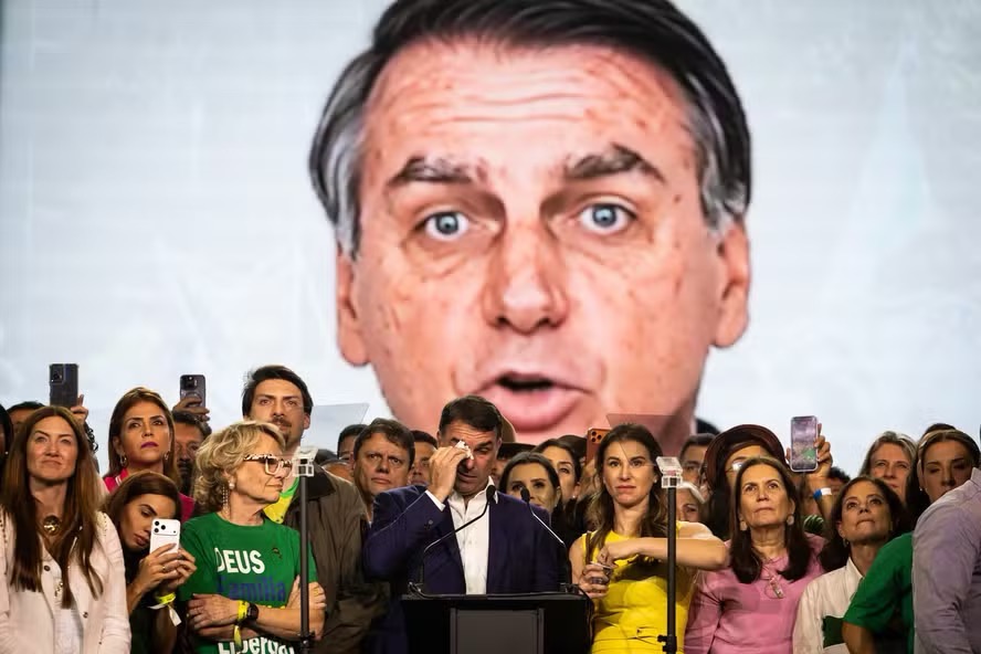 Flávio Bolsonaro se emociona durante mensagem de versão IA do pai, Jair Bolsonaro, durante convenção do PL — Foto: Maria Isabel Oliveira / Agência O Globo