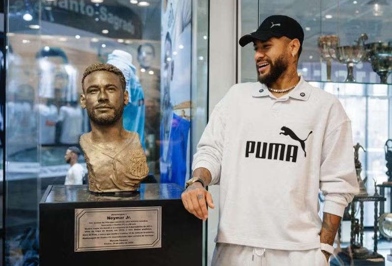 Neymar posa ao lado do busto inaugurado no museu do Santos — Foto: Raul Baretta/Santos FC