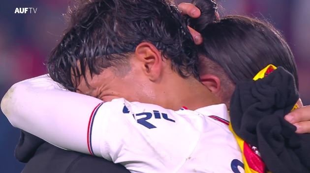 Pai e filho se enfrentam em campo e emocionam o futebol com abraço após o jogo