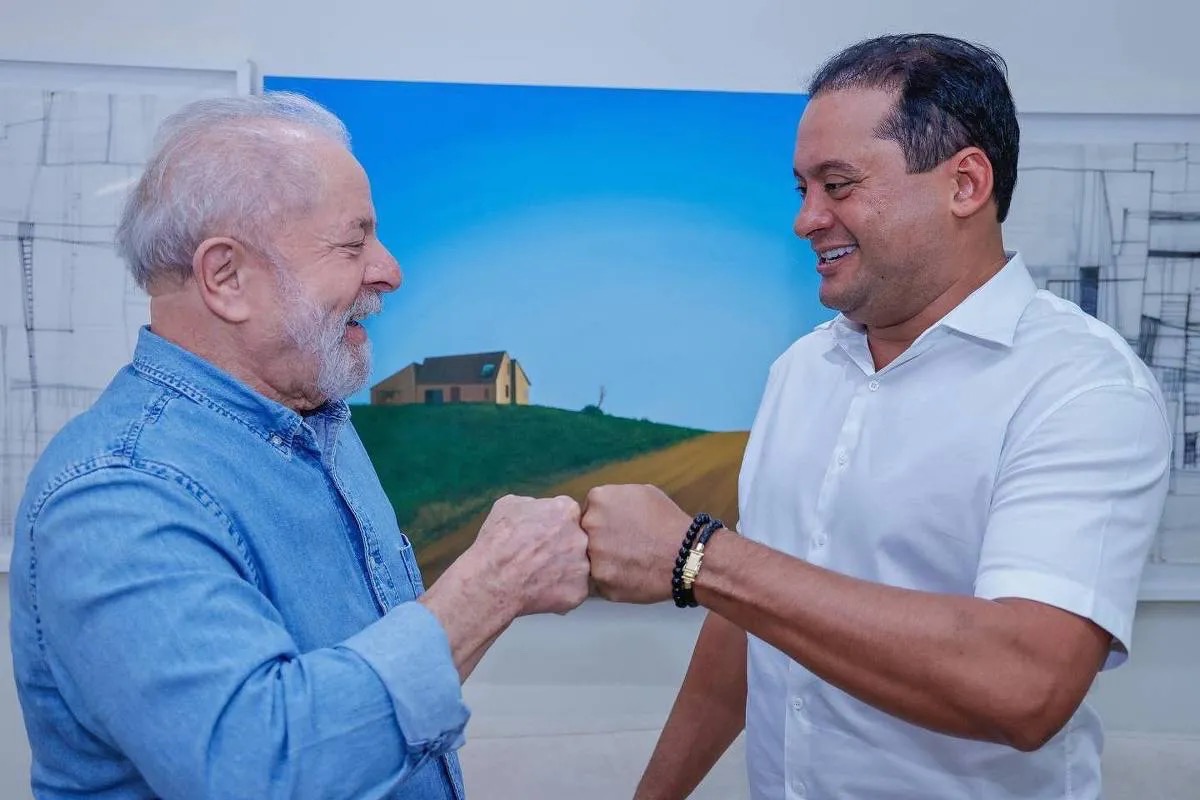 O presidente Lula (à esq.) e o vice-líder do governo no Senado, Weverton Rocha (à dir.)