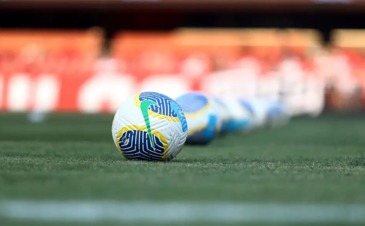 Campo de futebol e bola
