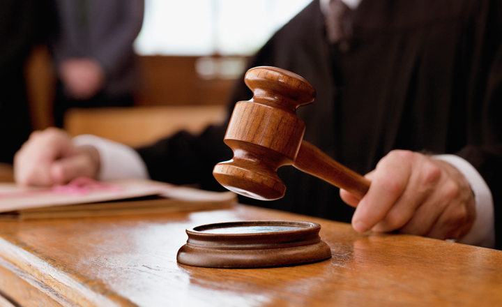 por-que-os-juc3adzes-usam-martelo-no-tribunal.webp