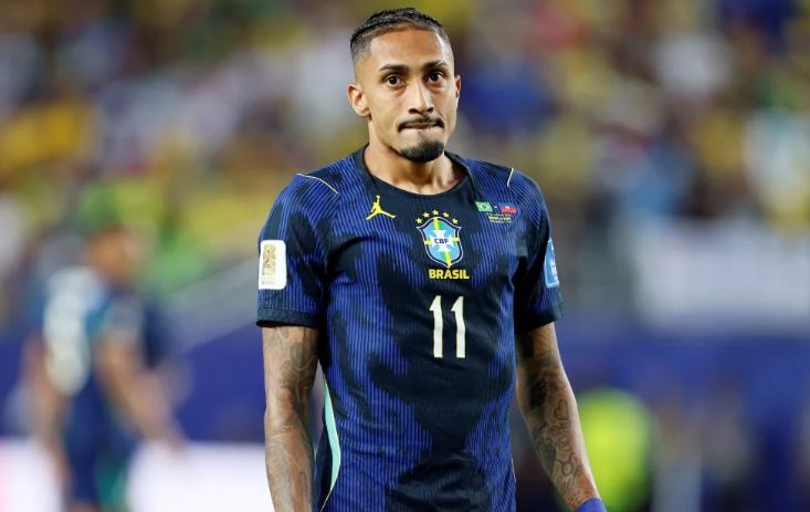 Raphinha deixou o gramado ainda no primeiro tempo do jogo - Richard Sellers/Sportsphoto/Allstar via Getty Images
