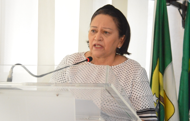 Fatima-Bezerra-com-blusa-de-poas.png