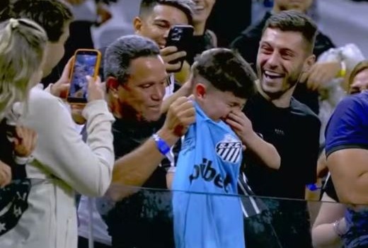 Garoto corintiano se emociona ao receber camisa do Santos — Foto: Reprodução
