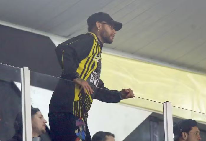 Neymar assiste a jogo do Santos em camarote na Vila Belmiro — Foto: Mauricio De Souza/AGIF