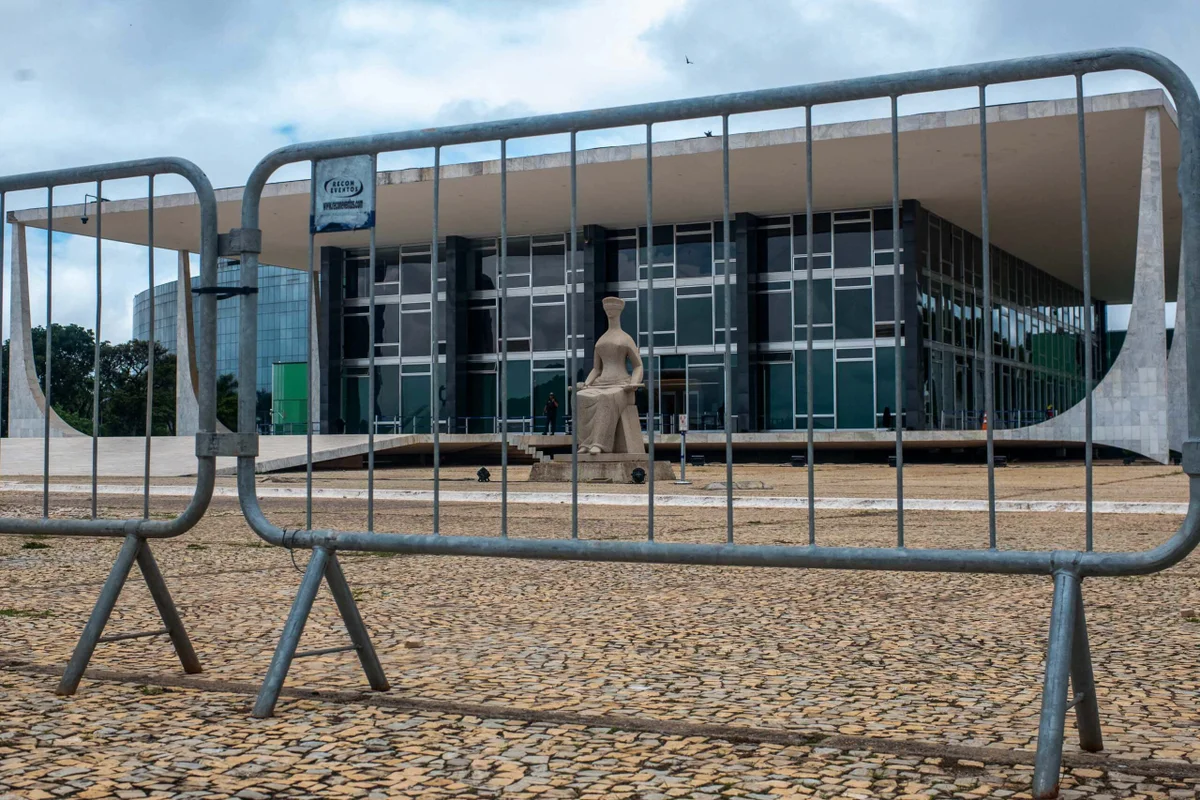 Grades-de-protecao-sao-colocas-ao-redor-do-STF-apos-homem-bomba-se-explodir-Metropoles-2-1-scaled.webp