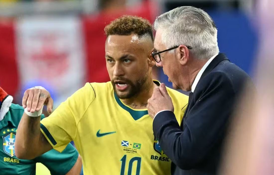 Neymar recebe orientações de Carlo Ancelotti antes de entrar em Brasil x Escócia — Foto: AFP