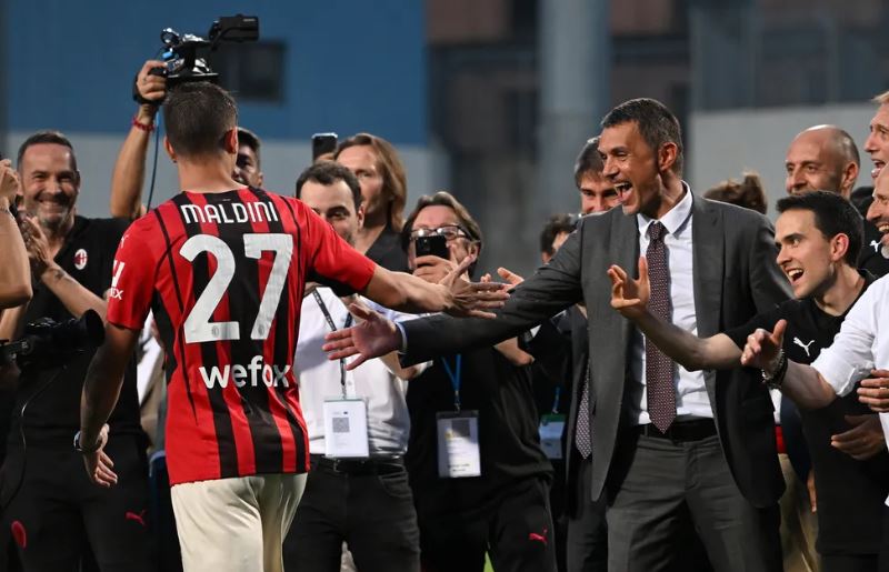 Daniel Maldini comemora o título do Italiano com o pai Paolo, diretor do Milan — Foto: Chris Ricco/Getty Images
