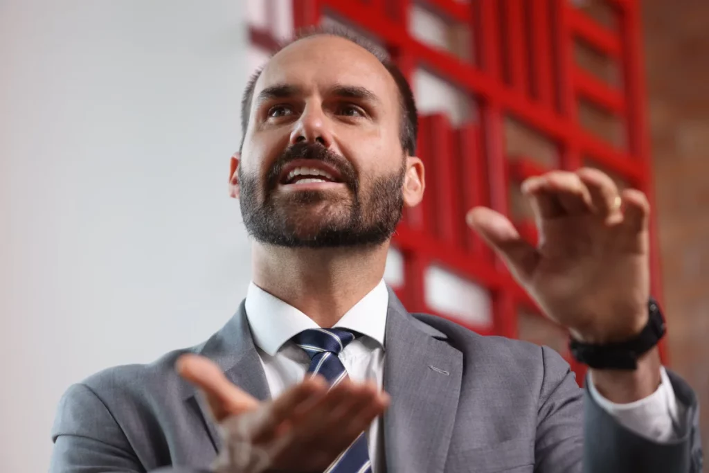 Deputado-Eduardo-Bolsonaro-PL-SP-e-entrevistado-pelo-colunista-Paulo-Cappelli-no-estudio-Metropoles-11-1024x683.webp