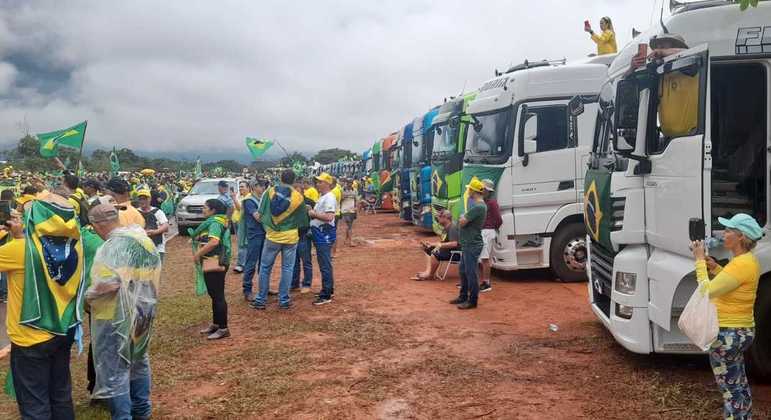 PM faz operação para desmontar acampamento de manifestantes no QG do Exército em Brasília