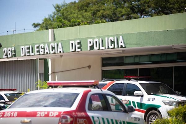 Após morte de bebê com cortes na cabeça, mãe chama atenção por beber cerveja em viatura