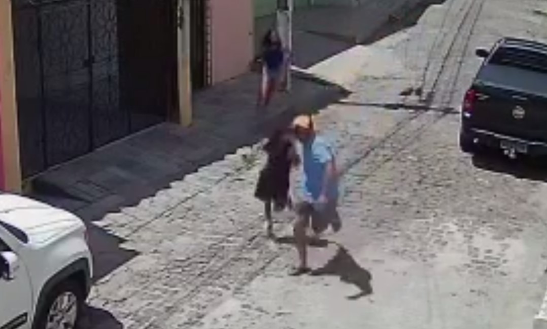 [VIDEO] Meninas fogem desesperadas após o pai ser assaltado no Alecrim