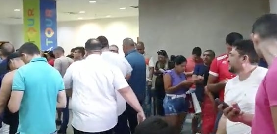 [VÍDEO] Loja do América tem fila quilométrica para compra dos ingressos da final