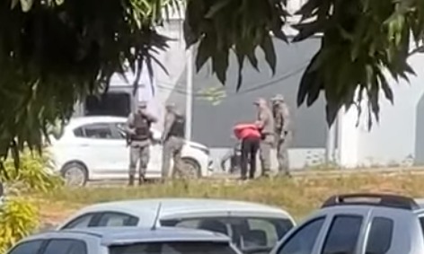 [VIDEO] Ousadia: Homem é preso tentando arrombar carro no Centro Administrativo em Natal