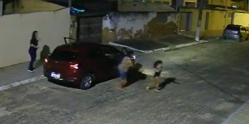 [VIDEO] Bandido rouba carro em Natal e quase leva criança junto