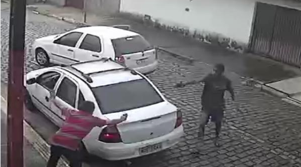 [VÍDEO] Bandido rende motorista, mas desiste de levar carteira e o carro da vítima na Grande Natal